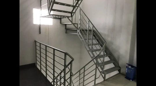 Thi công cầu thang sắt