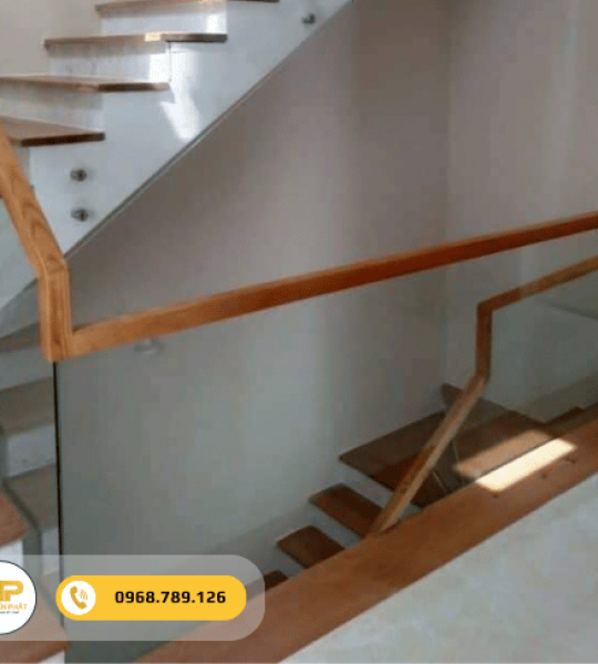 Cầu thang sắt kính cường lực