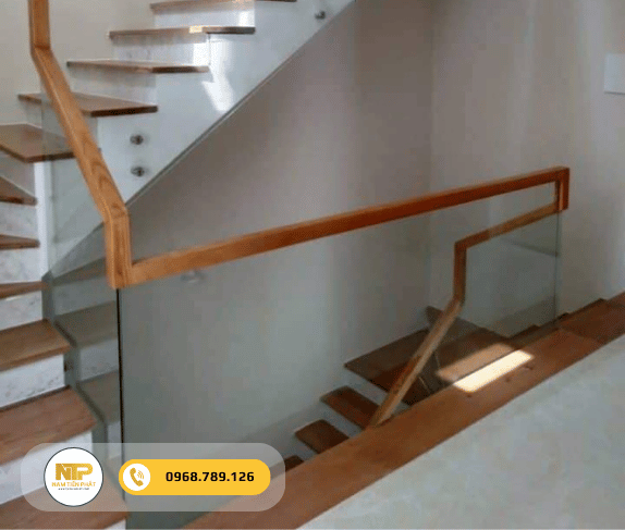 Cầu thang sắt kính cường lực