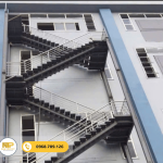Cầu thang sắt ngoài trời