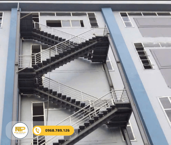 Cầu thang sắt ngoài trời