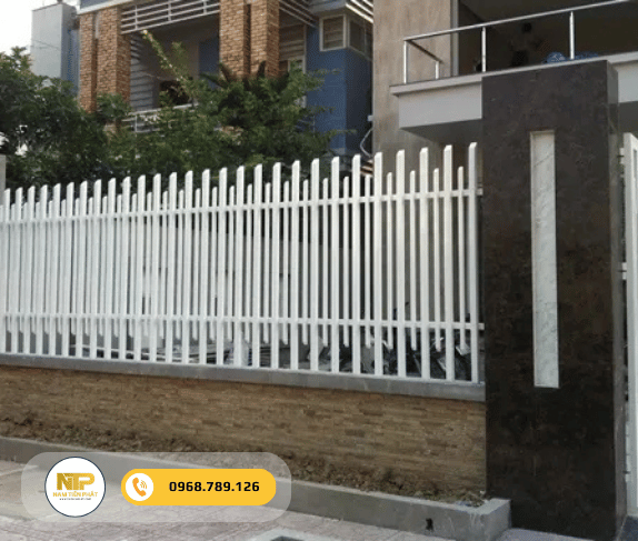 Hàng rào sắt ngoài trời