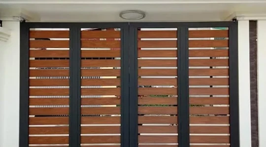 Nên chọn Cửa cổng sắt hay inox