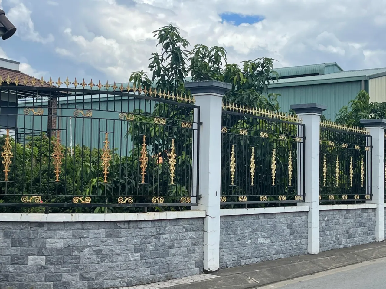 Làm hàng rào sắt