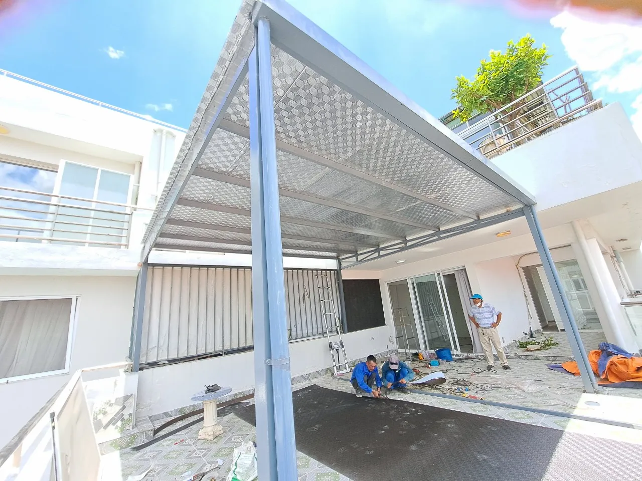 Thi công mái che sắt giá rẻ